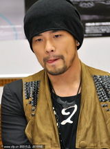 组图：周杰伦东京吐舌搞怪 与樱花妹亲切互动