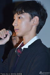 组图：《乐队的兔子》学生演员收花感动含泪