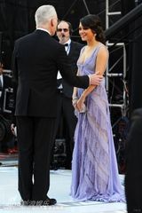 组图：米拉-库妮斯亮相奥斯卡 蕾丝长裙秀傲人双峰