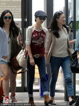 组图：董洁中性装扮现身 与同伴热聊心情靓