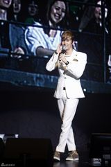 高清图：韩歌手金亨俊新专辑发布亲友齐站台