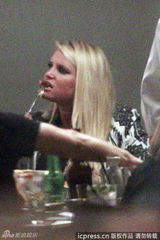 组图：杰西卡辛普森现身生日派对 辣妈大口吃肉