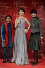 组图：徐帆蜡像入驻杜莎馆 和冯小刚蜡像玩对拍