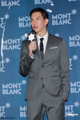 组图：梁咏琪婚后走秀短裙秀美腿 佩戴钻戒曝光