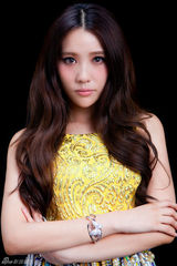 组图：施艳飞登封面显纯美 宅女神展别样韵味