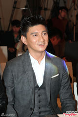 组图：吴奇隆轻松当老板 赚钱不耽误拍戏