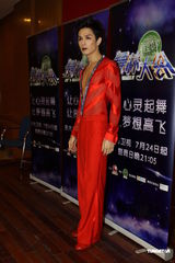 组图：萧蔷“爆奶”劈腿练舞 与蔡妍火拼身材