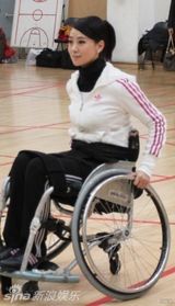 幻灯图：翁虹新片担纲制片 讲述轮椅女篮感人故事