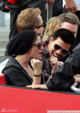 高清：斯图尔特与洛特游悉尼 暮光女紧张登船险走光