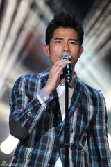 组图：郭富城亮相天天向上 卖萌搞怪变表情帝