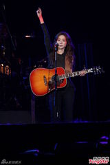 组图：陈绮贞演唱会男友现身 豪放上演女女舌吻