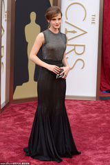 组图：艾玛-沃特森红唇黑裙显娇媚女人味儿