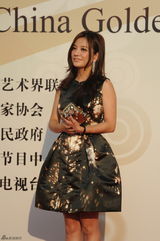 组图：赵薇携杨子姗走上金鸡百花红毯