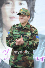 组图：韩国演员温朱万3日上午退伍 结束军队生活