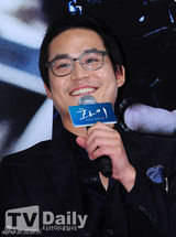 组图：《华颐》主创与观众互动 吕珍九抱粉丝