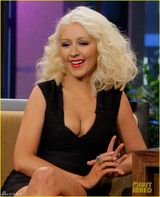 组图：克里斯汀娜瘦身成功 爆乳低胸装秀身材