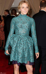 高清组图：纽约大都会庆典 克洛伊-塞维尼秀蕾丝裙