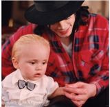 组图：迈克尔-杰克逊罕见家庭照温馨抱娃