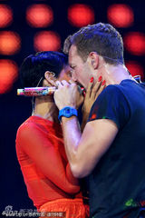 组图：蕾哈娜携手酷玩献唱残奥 透视装秀内衣