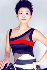 组图：天漪长裙写真亮相 气质优雅自信