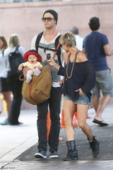 组图：“雷神”二度当爹 锤哥甘做奶爸爱抱娃