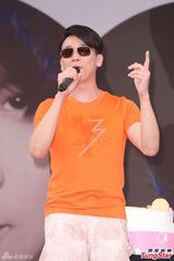 组图：陶喆骑重机车耍帅 明年暂别歌坛拍电影