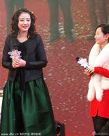 组图：周海媚顶泡面头献歌剪彩 宽松外套臃肿