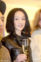 组图：周迅低调现身为品牌代言 展露精灵般笑容