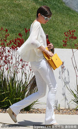 组图：海瑟薇百褶衫黄挎包 夏日小跑清丽亮眼