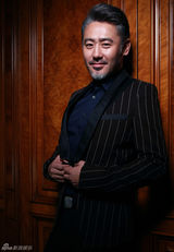 组图：吴秀波眼神忧郁尽展熟男魅力