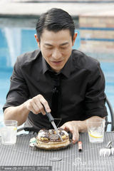 高清图：刘德华提前庆生大快朵颐 吃蛋糕舔手指