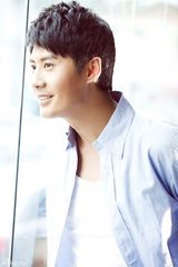 组图：张天其休闲写真奏响音乐狂想曲