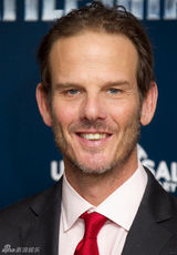 组图：蕾哈娜助阵《战舰》发布会 端庄长裙显高贵