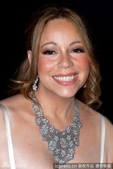 组图：凯莉庆结婚周年秀恩爱 纯白礼服再现求婚戏码