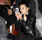 组图：张雨绮黑裙妩媚优雅 大S婚期临近谈笑风生