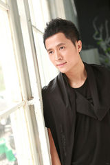 组图：李颖佳初春写真 打造时尚邻家男孩