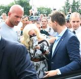 组图：Lady Gaga花色蒙面装大玩神秘