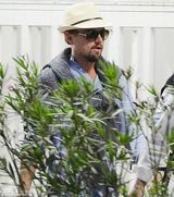 组图：莱昂纳多变铁面人 外戴墨镜艰难吃披萨