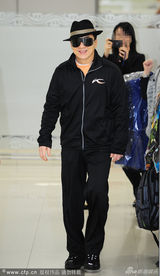 组图：成龙首尔机场获粉丝功夫服欢迎