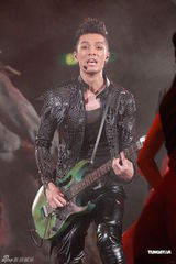 高清图：郑伊健个唱感谢蒙嘉慧 四度返场唱到哭