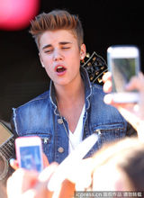 组图：比伯当街献唱谢歌迷 小天王自恋摸发