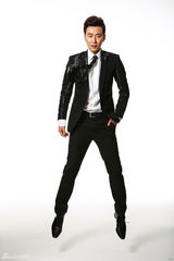 组图：高梓淇型男写真 黑西装化身职场绅士