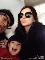 组图：李湘全家赴美度假 Angela红衣可爱漂亮