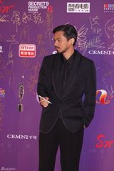 幻灯图：冯德伦熟男造型亮相香港电影金像奖 