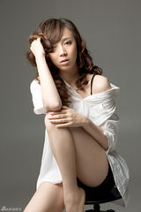 组图：内地新秀陈懿最新写真 修长美腿性感十足