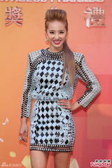 组图：蔡依林金属风短裙亮相 笑容灿烂秀美腿