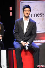 组图：王力宏婚后捞金忙 拒谈家事匆忙离场