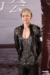 组图：魏晨发新专辑《破晓》 半熟潮男装扮热舞