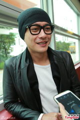 组图：黄宗泽秘恋大五岁女模 忘情甜蜜互吻