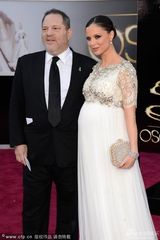 组图：设计师乔治娜-查普曼怀孕遮肚亮相红毯